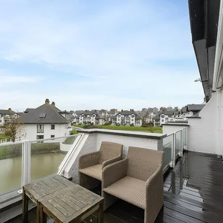 Rustig En Luxueus App Met Zwembad Vlak Bij